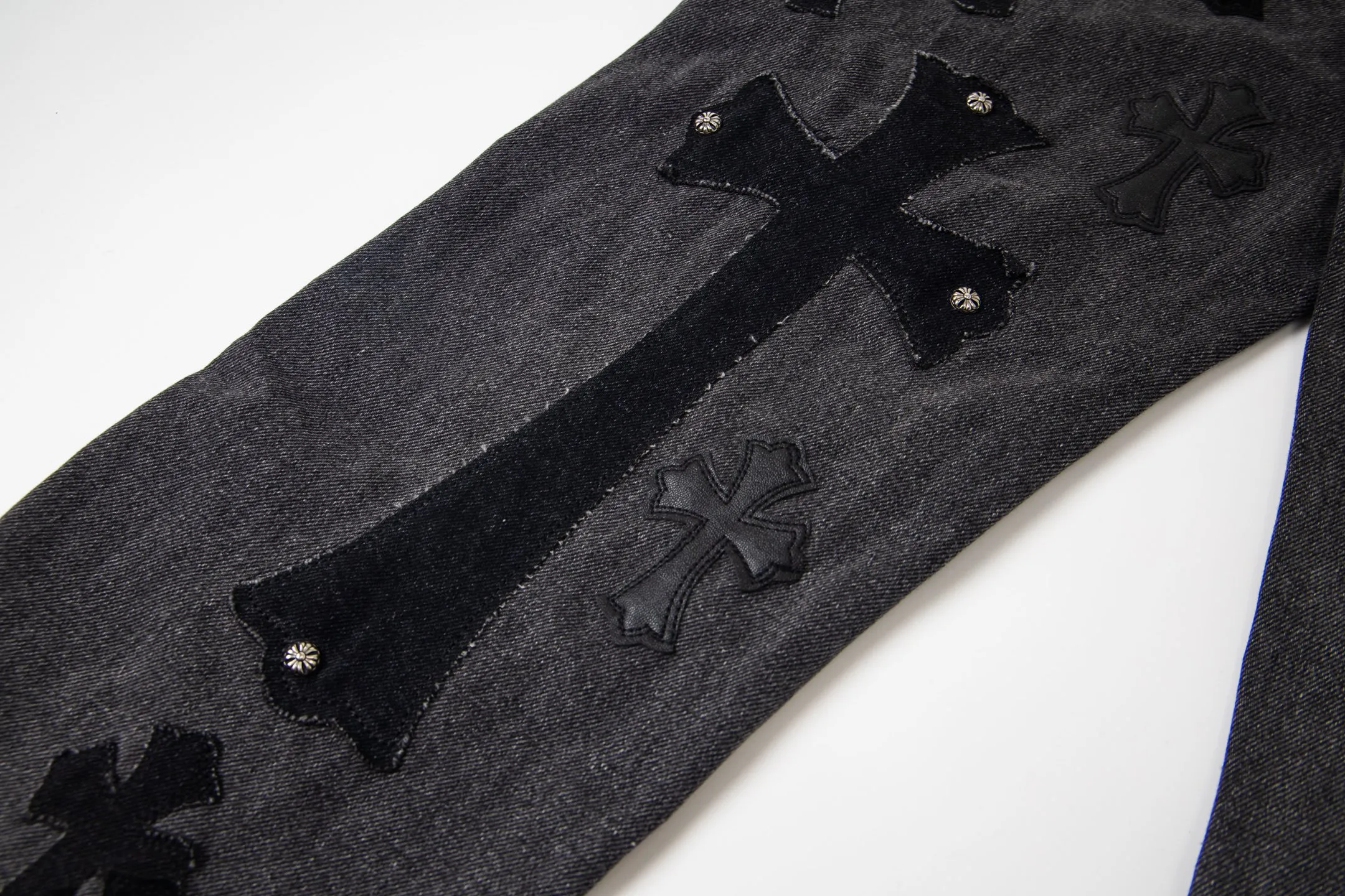 P290 Chrome Hearts Chrome Hearts Black Pinduo Black Leather Big Devil Cow King Jeans CH jeans need to be washed before being dismantled and hand-stitched with sheepskin cross leather and then spliced to complete. The whole piece has too much craftsmanship to describe. About Chrome Hearts This is an extremely luxurious fashion brand that can also be called the nobility of the high street. It has always been an exclusive brand for some hipsters or the second generation of rich people. Compared with ordinary high streets, it is more luxurious and noble. Compared with luxury brands, it has a more fashionable personality. It has always been a brand that I have a special liking for. Style number: 1769# Color: black Size: 28 30 32 34 36